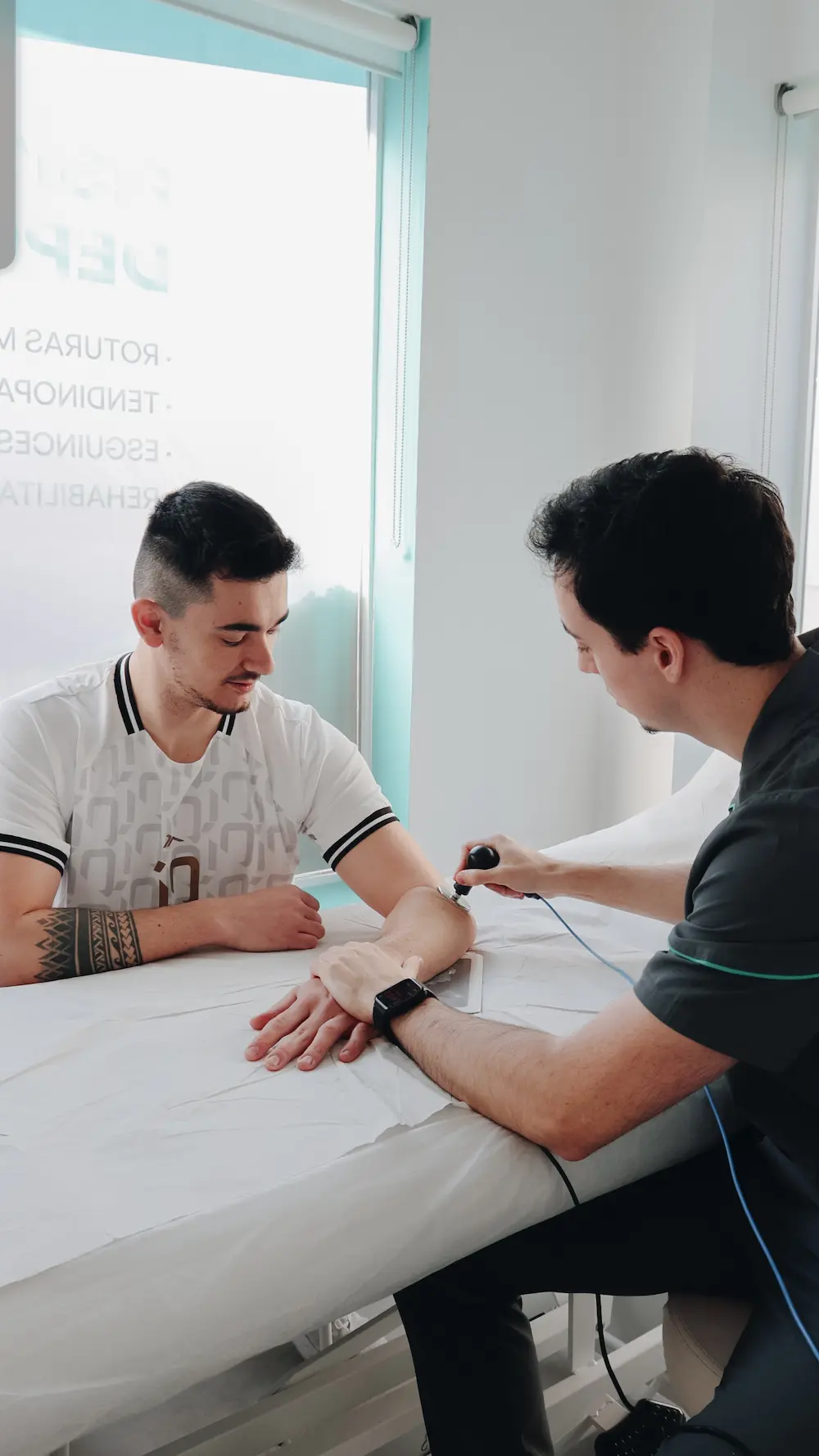 Aplicación de diatermia por radiofrecuencia en sesión de fisioterapia en Evolucenter Móstoles