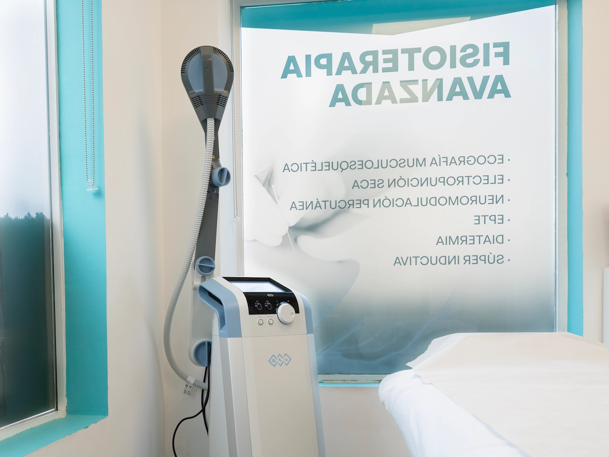 Aplicación del sistema súper inductivo en sesión de fisioterapia avanzada en Evolucenter Móstoles para tratamiento de dolor musculoesquelético